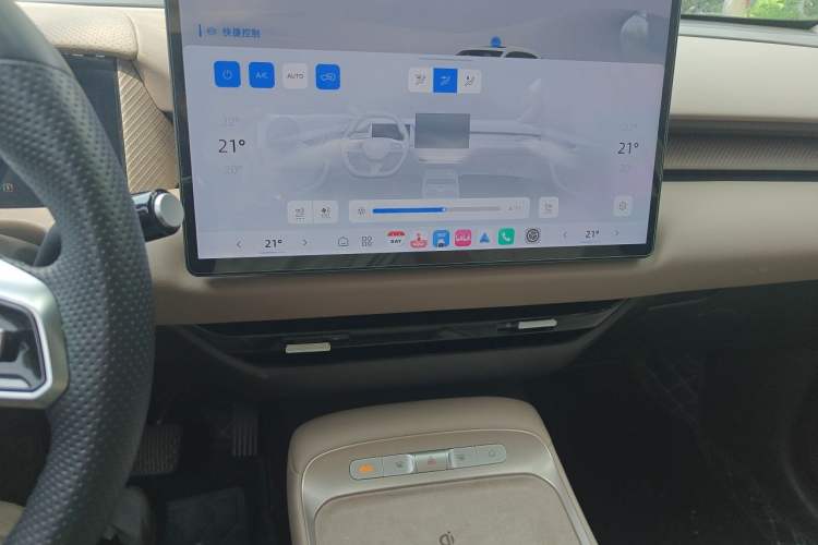 Used MG ES5 2025 525max Rear-Drive Intelligent Driving Version Audio And AC Panel