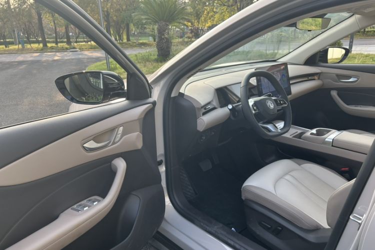 Used MG ES5 2025 525max Rear-Drive Intelligent Driving Version Interior 13