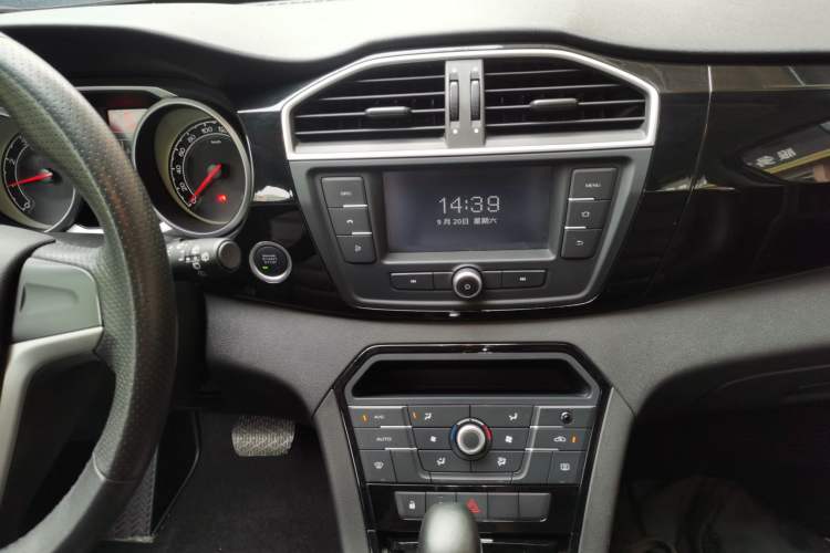 Used MG GS 2015 1.5TGI TST Elite Edition Audio And AC Panel