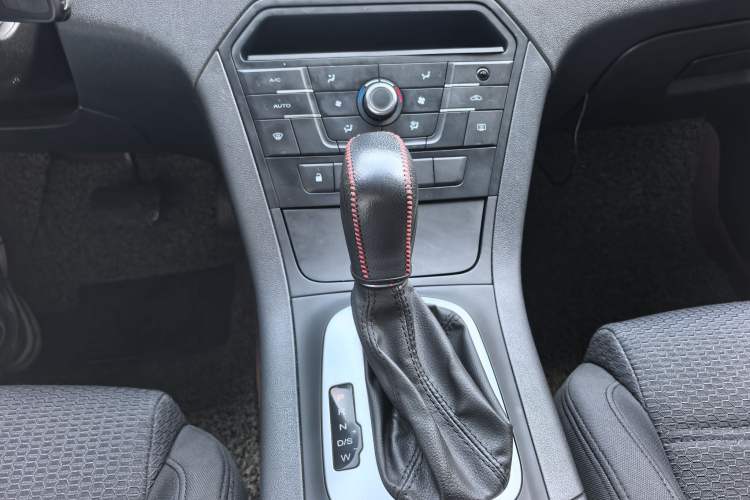 Used MG GS 2015 1.5TGI TST Elite Edition Interior 9