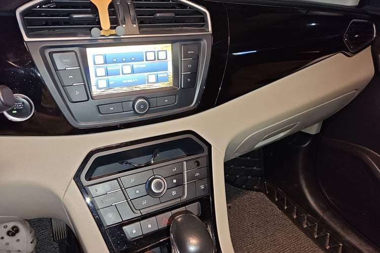 Used MG GS 2015 2.0TGI TST Luxury Edition Audio And AC Panel