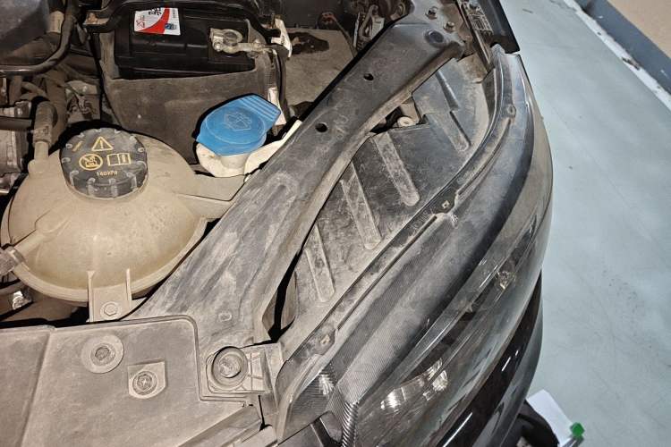 Used MG GS 2015 2.0TGI TST Luxury Edition Engine Bay Left