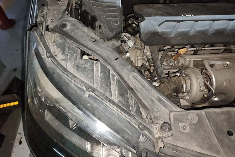 Used MG GS 2015 2.0TGI TST Luxury Edition Engine Bay Right