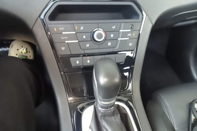 Used MG GS 2015 1.5TGI TST Luxury Edition Gear Lever