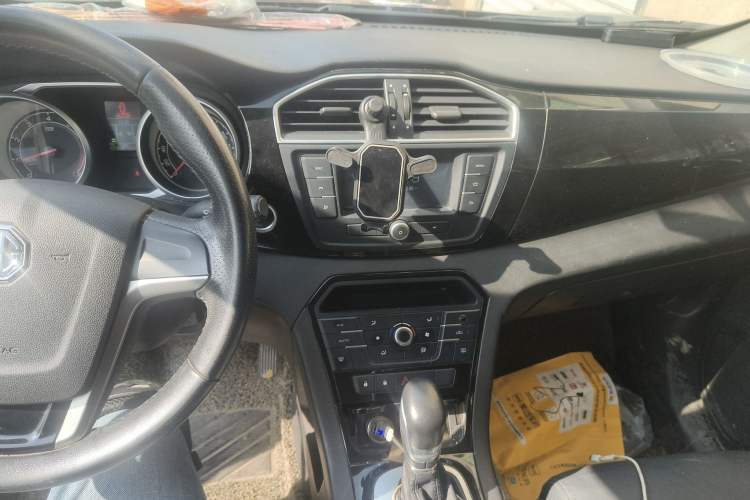 Used MG GS 2015 2.0TGI TST Luxury Edition Audio And AC Panel