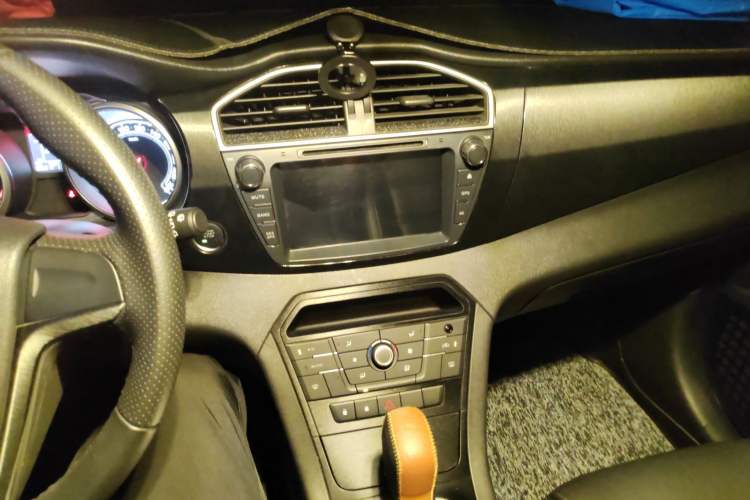 Used MG GS 2015 2.0TGI TST Luxury Edition Audio And AC Panel