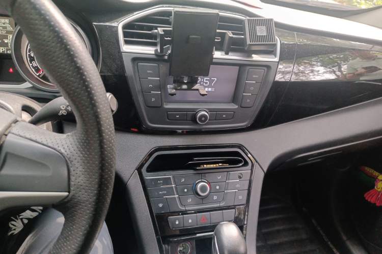 Used MG GS 2015 2.0TGI TST Luxury Edition Audio And AC Panel