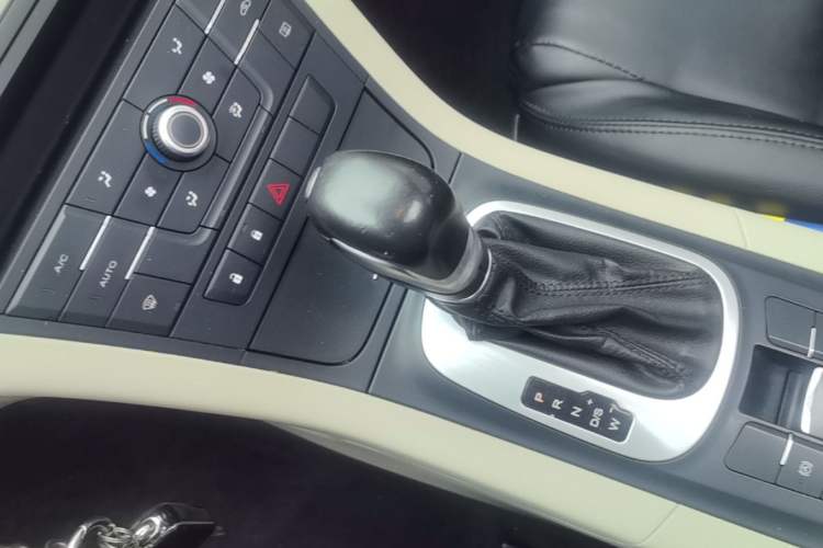 Used MG GS 2015 1.5TGI TST Elite Edition Gear Lever