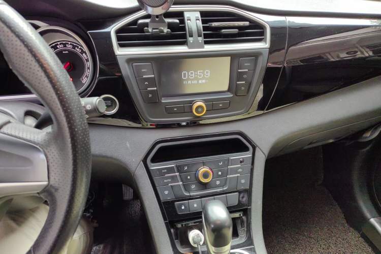 Used MG GS 2015 1.5TGI TST Luxury Edition Audio And AC Panel