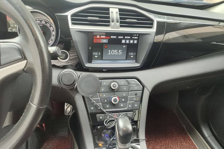 Used MG GS 2015 2.0TGI TST Four-Wheel Drive Flagship Edition Audio And AC Panel