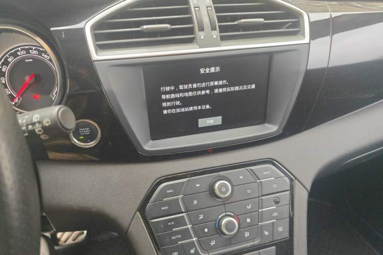 Used MG GS 2015 2.0TGI TST Four-Wheel Drive Flagship Edition Audio And AC Panel