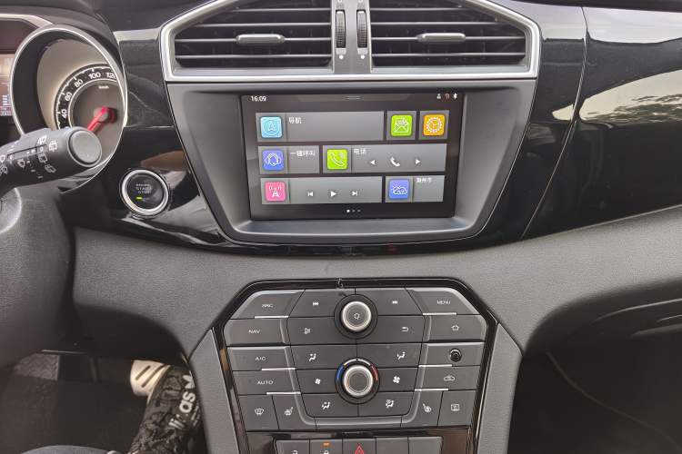 Used MG GS 2015 2.0TGI TST Four-Wheel Drive Flagship Edition Audio And AC Panel