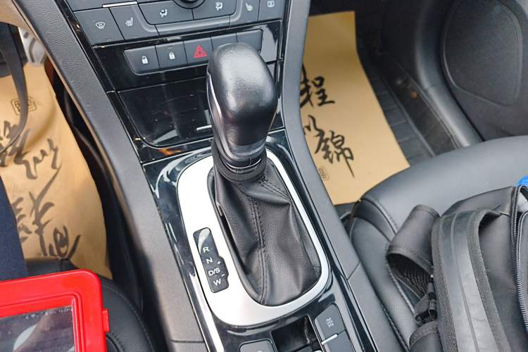 Used MG GS 2015 2.0TGI TST Four-Wheel Drive Flagship Edition Gear Lever