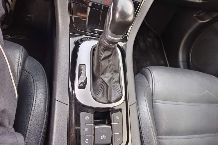 Used MG GS 2015 2.0TGI TST Four-Wheel Drive Flagship Edition Gear Lever