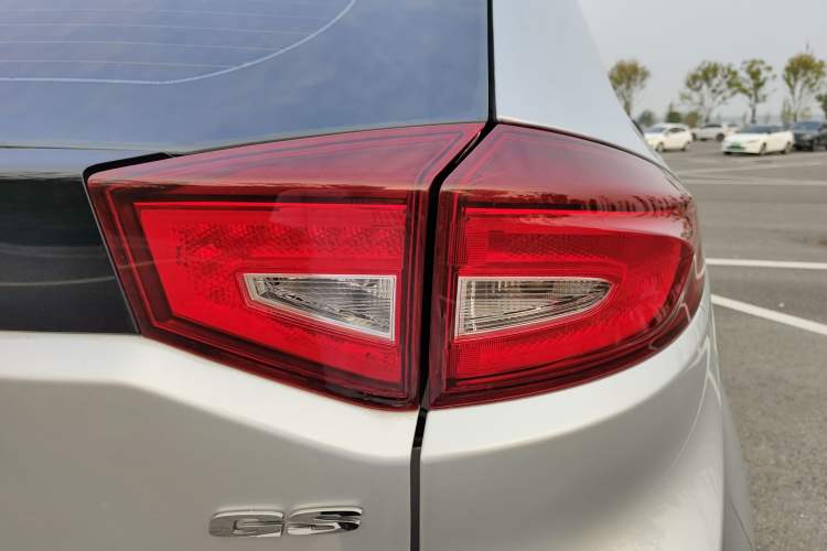 Used MG GS 2015 2.0TGI TST Four-Wheel Drive Flagship Edition Right Rear Taillight