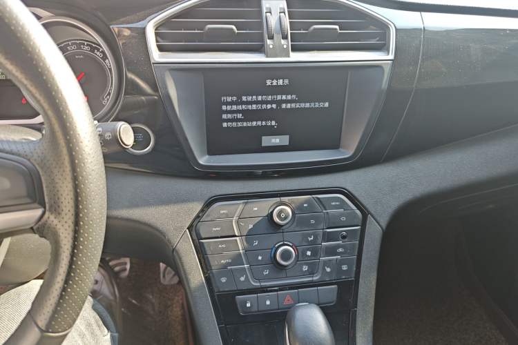 Used MG GS 2015 2.0TGI TST Four-Wheel Drive Flagship Edition Audio And AC Panel
