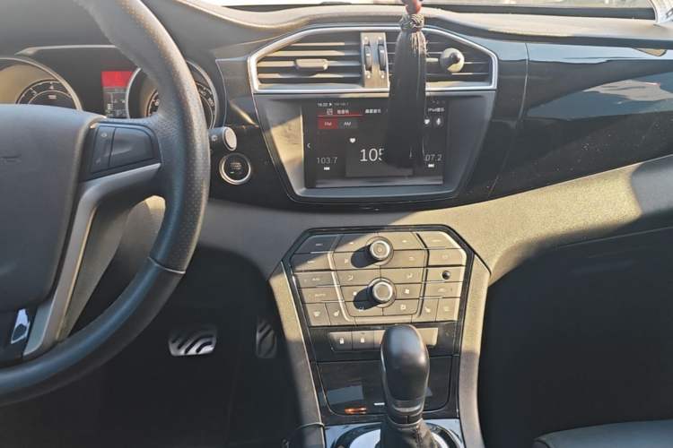 Used MG GS 2015 2.0TGI TST Four-Wheel Drive Flagship Edition Audio And AC Panel