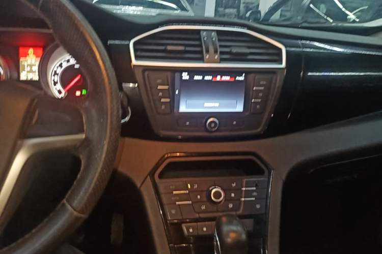Used MG GS 2015 1.5TGI TST Luxury Edition Center Console