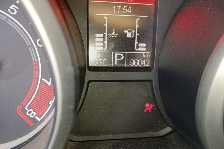 Used MG GS 2015 1.5TGI TST Luxury Edition Odometer Close Up