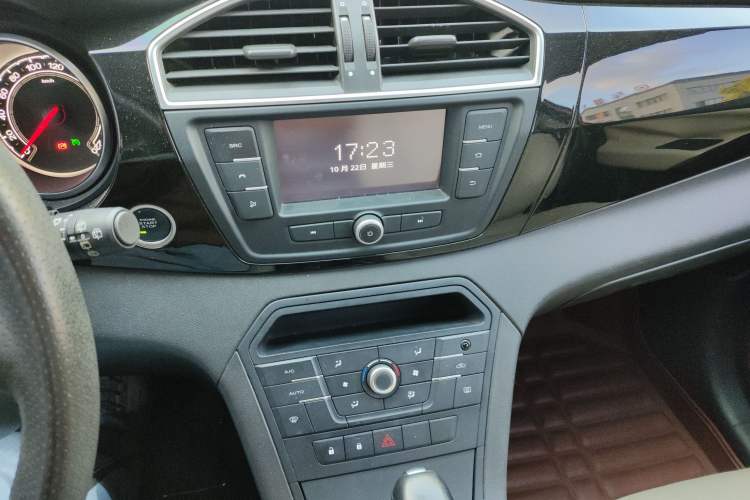 Used MG GS 2015 2.0TGI TST Luxury Edition Audio And AC Panel