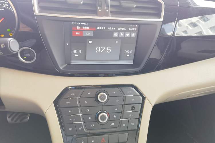 Used MG GS 2015 2.0TGI TST Four-Wheel Drive Flagship Edition Audio And AC Panel