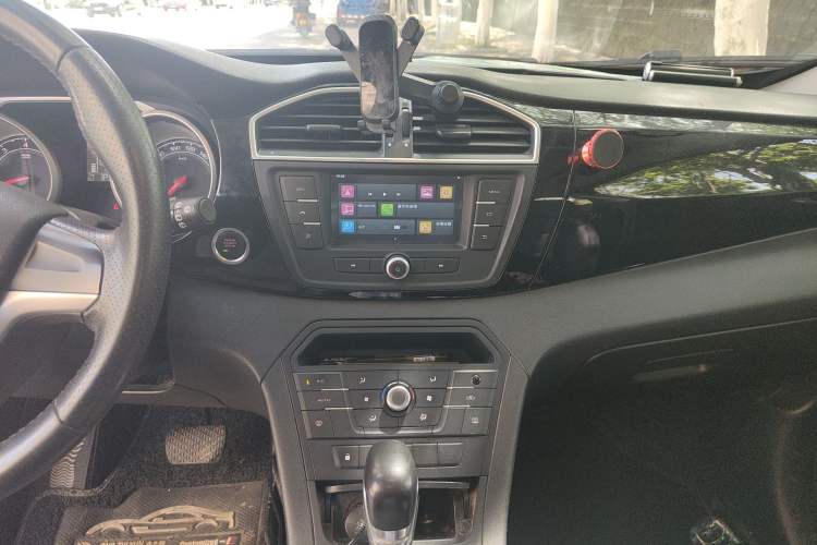 Used MG GS 2015 1.5TGI TST Luxury Edition Audio And AC Panel