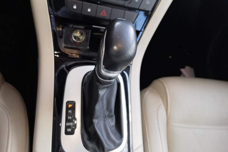 Used MG GS 2015 2.0TGI TST Four-Wheel Drive Flagship Edition Gear Lever