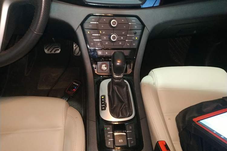 Used MG GS 2015 2.0TGI TST Four-Wheel Drive Flagship Edition Gear Lever