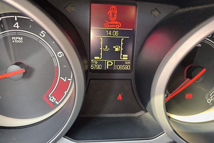 Used MG GS 2015 1.5TGI TST Luxury Edition Odometer Close Up