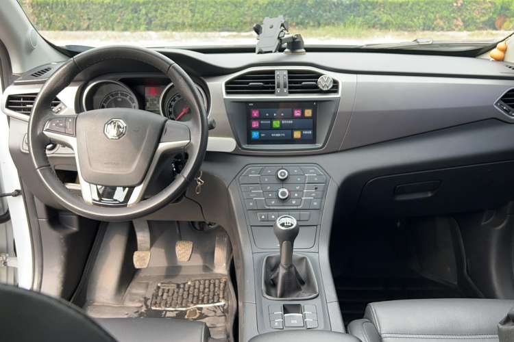 Used MG GS 2016 1.5TGI Manual Value Edition Center Console