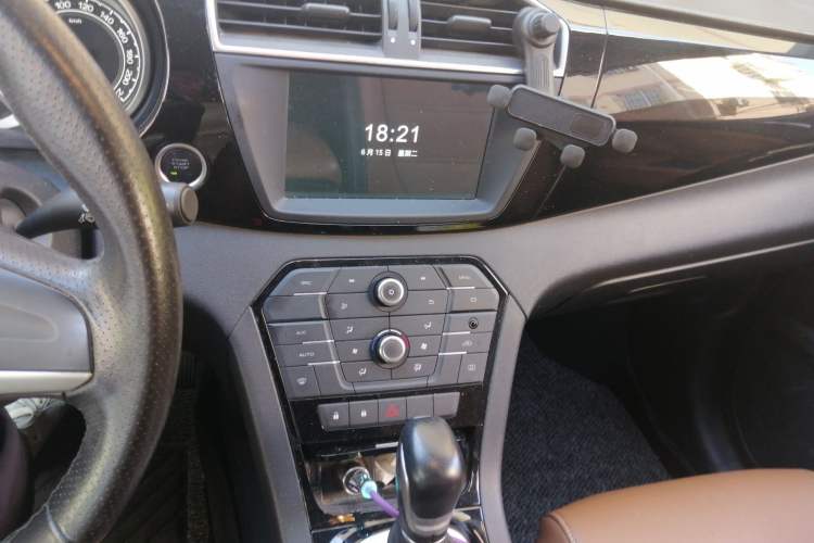 Used MG GS 2016 2.0TGI TST Luxury Edition Audio And AC Panel