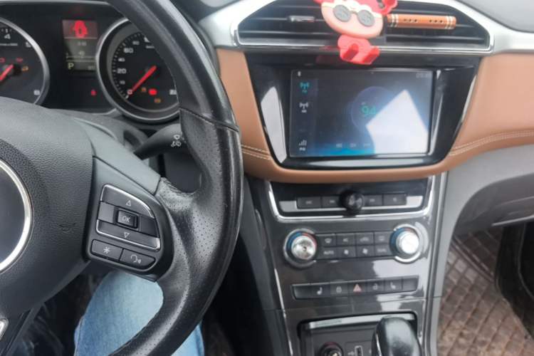 Used MG GS 2017 30T Automatic Prestige Edition Center Console