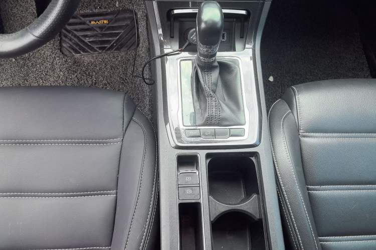 Used MG GS 2017 20T Automatic Prestige Edition Gear Lever
