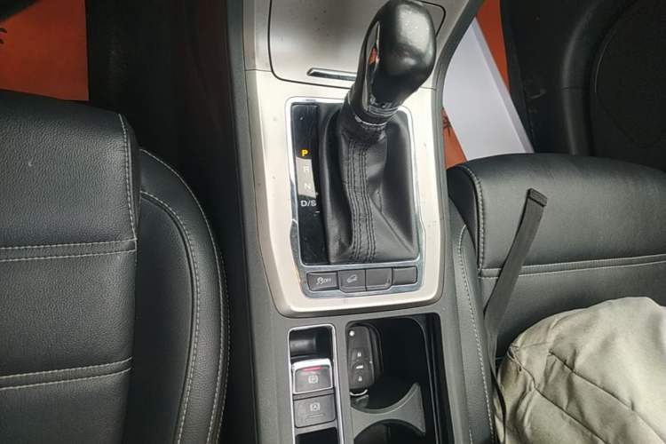 Used MG GS 2017 20T Automatic Luxury Edition Gear Lever