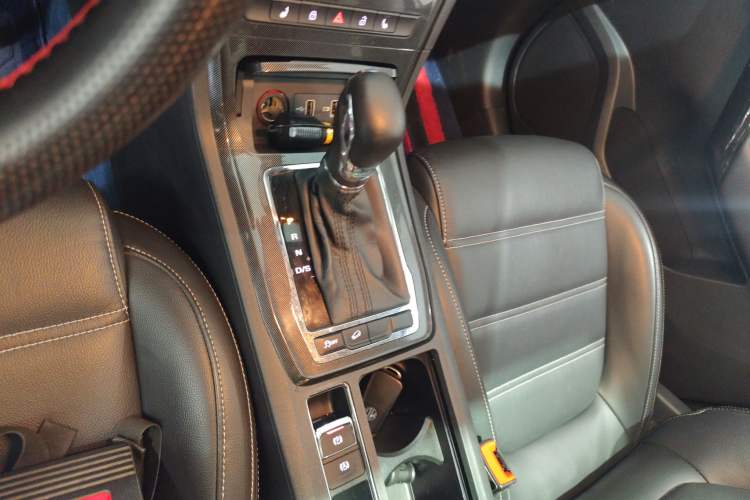 Used MG GS 2017 20T Automatic Prestige Edition Gear Lever