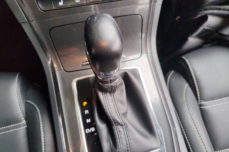 Used MG GS 2017 20T Automatic Prestige Edition Gear Lever