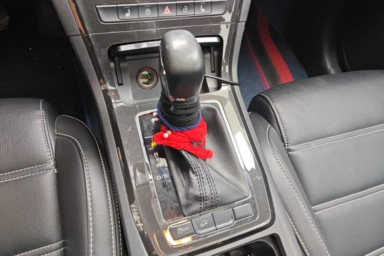 Used MG GS 2017 20T Automatic Prestige Edition Gear Lever