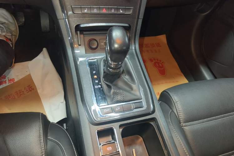 Used MG GS 2017 20T Automatic Prestige Edition Gear Lever