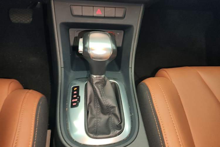 Used MG GT 2016 1.5L Automatic Value-Added Luxury Edition Gear Lever