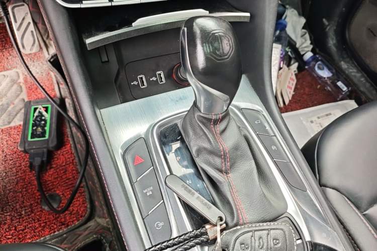 Used MG HS 2018 30T Automatic Two-Wheel Drive Trophy Edition—High-Octane V-Model Gear Lever