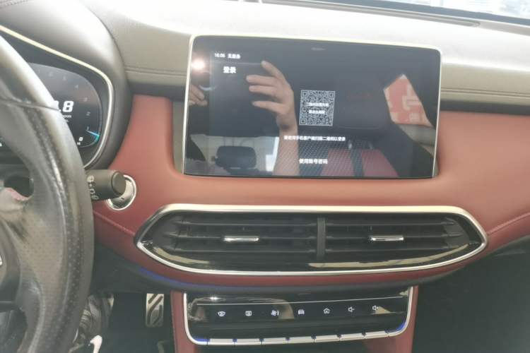 Used MG HS 2018 30T Automatic Two-Wheel Drive Trophy Edition—High-Octane V-Model Audio And AC Panel