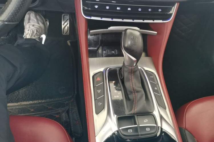 Used MG HS 2018 30T Automatic Two-Wheel Drive Trophy Edition—High-Octane V-Model Gear Lever