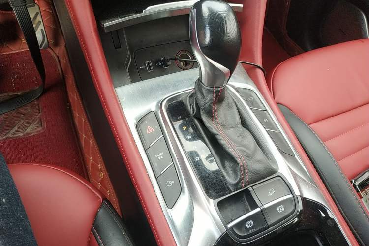 Used MG HS 2018 30T Automatic Two-Wheel Drive Trophy Edition—High-Octane V-Model Gear Lever