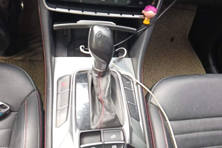 Used MG HS 2018 20T Automatic Two-Wheel Drive Hormone Passion Edition China V Standard Gear Lever