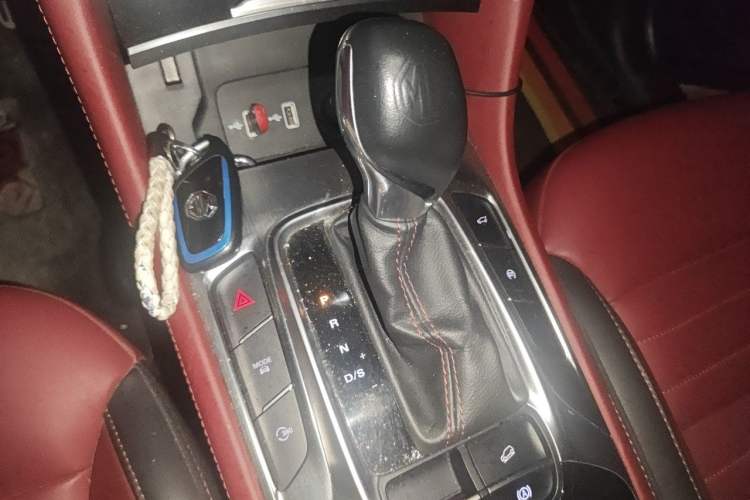 Used MG HS 2018 30T Automatic Two-Wheel Drive Trophy Edition—High-Octane V-Model Gear Lever