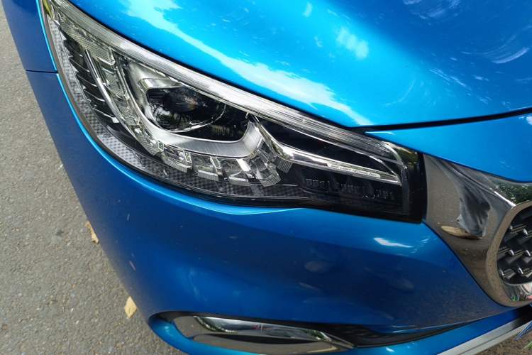 Used MG HS 2018 30T Automatic Two-Wheel Drive Trophy Edition—High-Octane V-Model Right Front Headlight