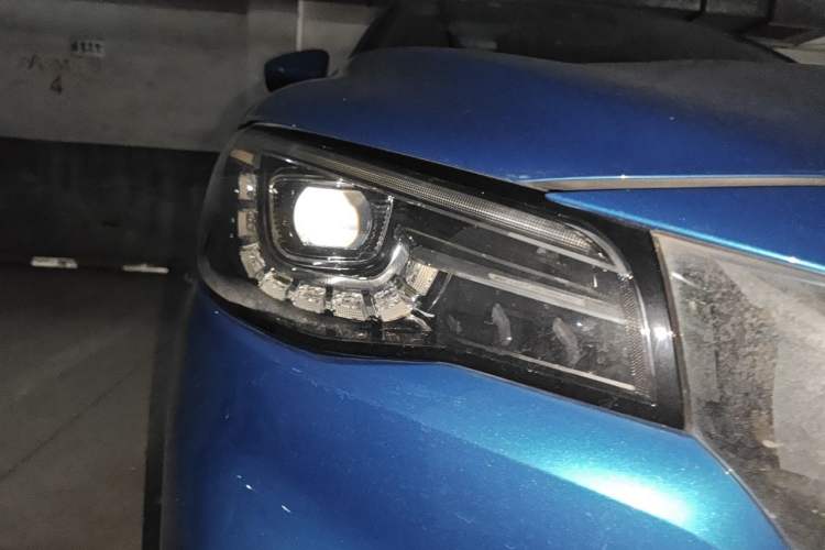 Used MG HS 2018 30T Automatic Two-Wheel Drive Trophy Edition—High-Octane V-Model Right Front Headlight