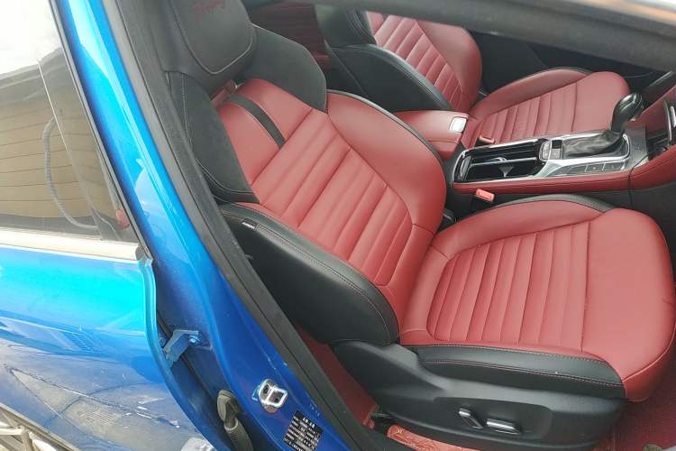 Used MG HS 2018 30T Automatic Two-Wheel Drive Trophy Edition—High-Octane V-Model Right Front Seat