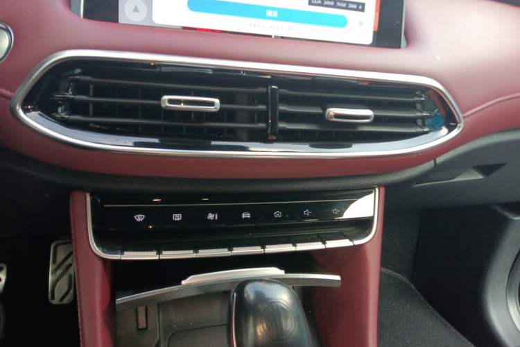 Used MG HS 2018 30T Automatic Two-Wheel Drive Trophy Edition—High-Octane V-Model Audio And AC Panel