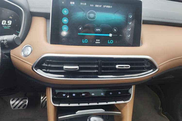 Used MG HS 2018 30T Automatic Two-Wheel Drive Trophy Edition—High-Octane V-Model Audio And AC Panel